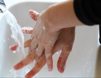 Higienização correta das mãos é medida eficaz na prevenção do coronavírus, diz microbiologista