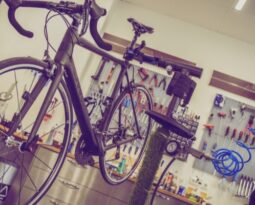 ONG recolhe bicicletas abandonadas em condomínios para utilizá-las em projetos sociais